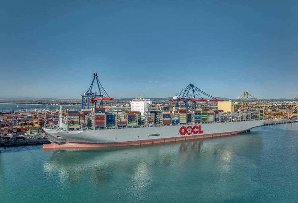 El recién inaugurado portacontenedores OOCL Spain atraca por primera vez en la dársena valenciana