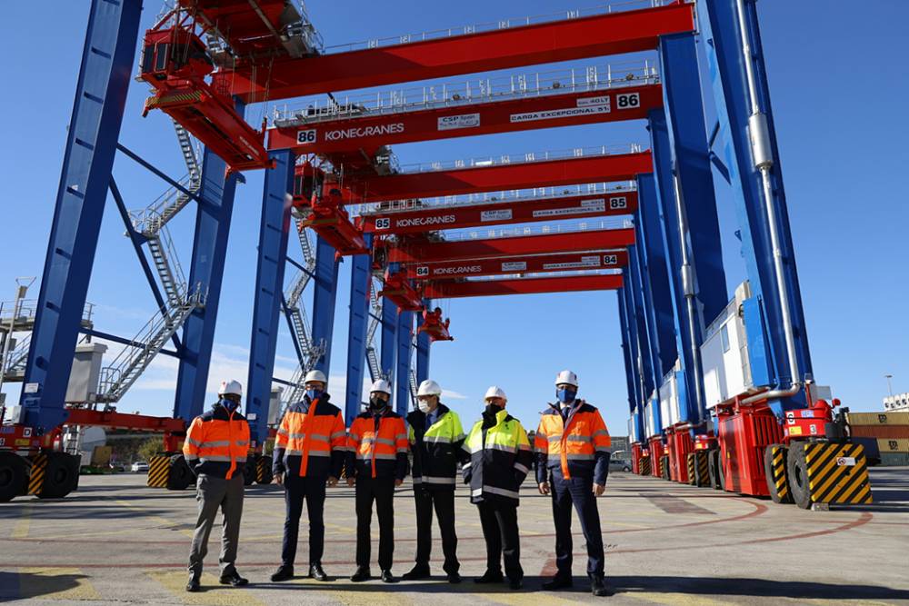 Aurelio Martínez y Sun Kai celebran la instalación de la nueva maquinaria de CSP Iberian Valencia Terminal