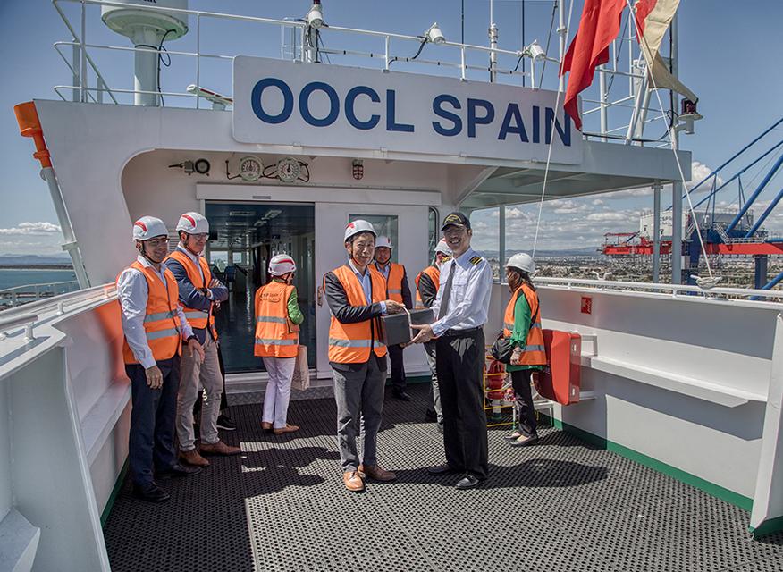 Entrega de detalle por parte de Ken Chan (CEO CSPSPAIN)